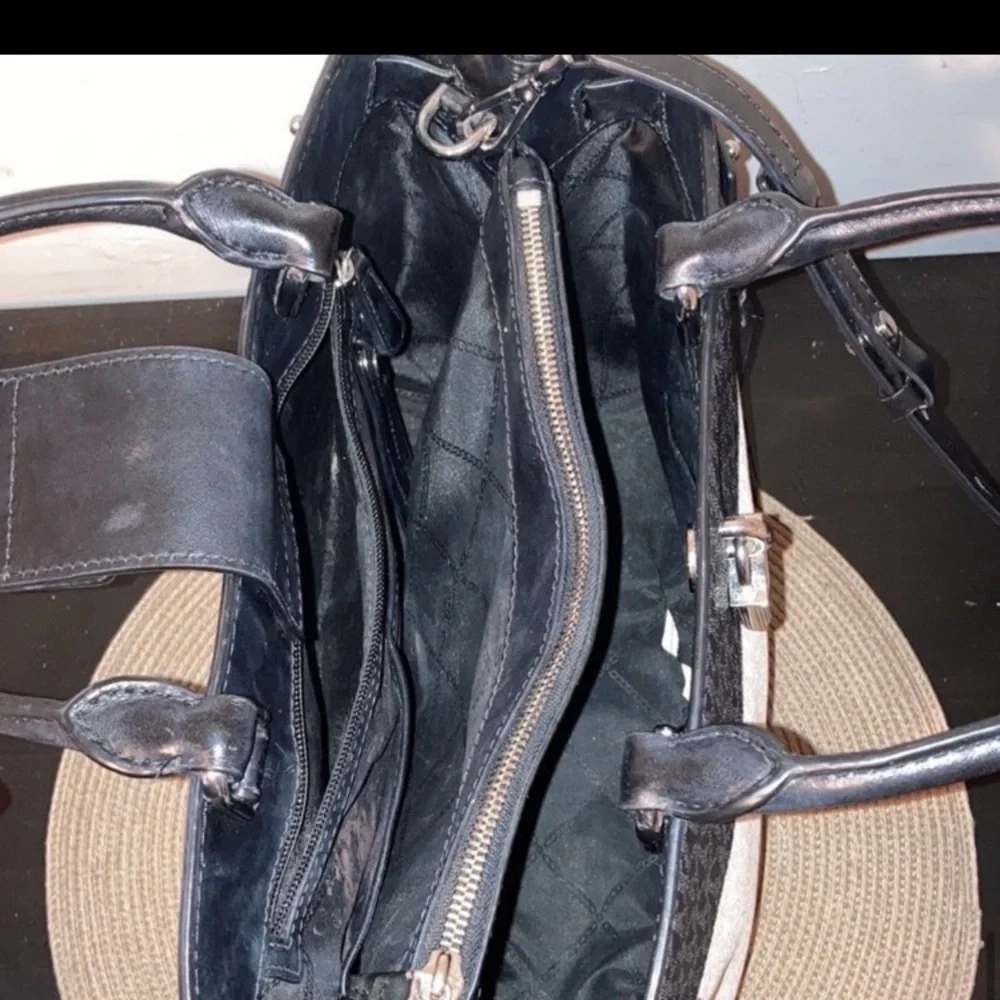 Michael Kors purse - Picture 7 of 10